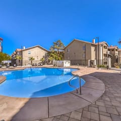 Dual King Suites Near Las Vegas Strip w Pool