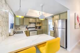 70s Villa! Heated Pool+Spa, Basketball, Pickleball - Holiday Home