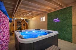 Oasis near STRIP-Lap Pool, Spa, Sauna, Poker, Deck