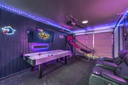 Arcade Lounge, Pool, Spa, Billiards, Dog Friendly