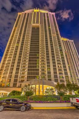Renovated 2BR Penthouse! Amazing Corner Strip View