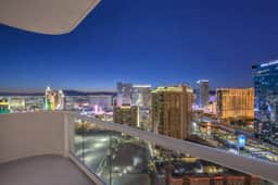 Renovated 2BR Penthouse! Amazing Corner Strip View
