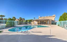 Vegas 2BR Condo, Community Pool, Centrally Located