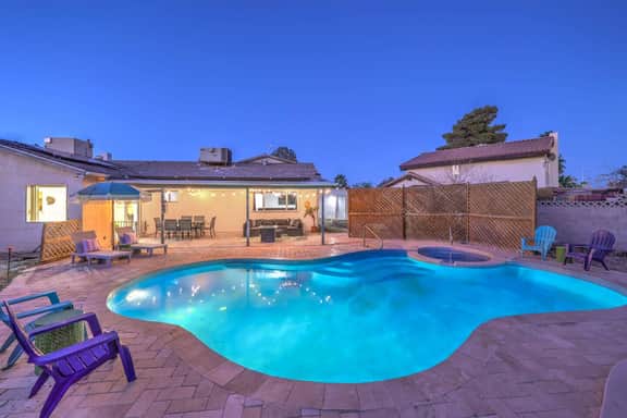 70s Villa! Heated Pool+Spa, Basketball, Pickleball - Holiday Home