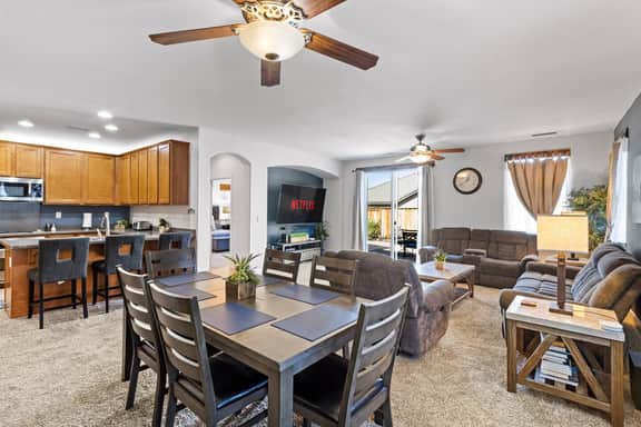 4BR, Garage, King Suite, 20 min to Lake Tahoe/Reno