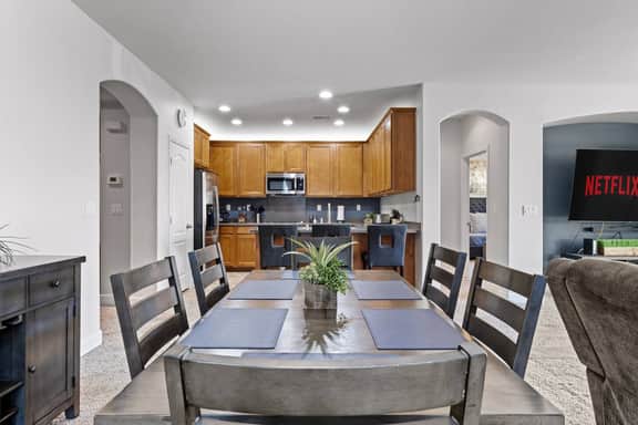 4BR, Garage, King Suite, 20 min to Lake Tahoe/Reno
