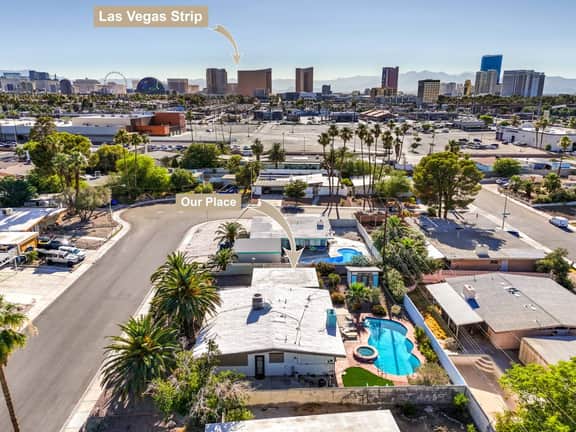 Mid Century Modern near STRIP w Pool King Suite