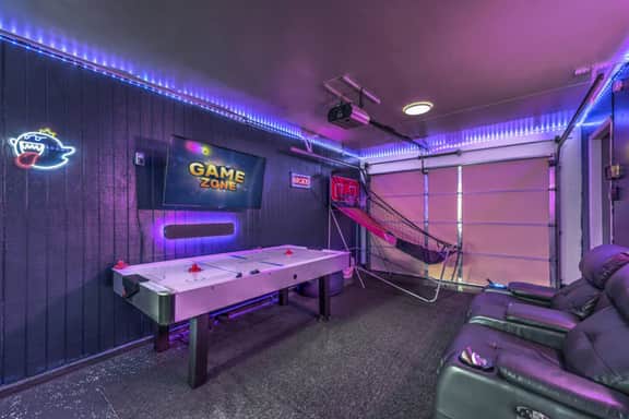 Arcade Lounge, Pool, Spa, Billiards, Dog Friendly