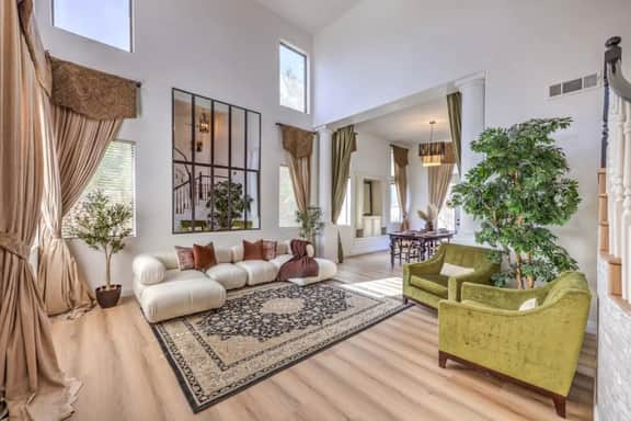 Lux Pool Villa in Green Valley Ranch with Jacuzzi