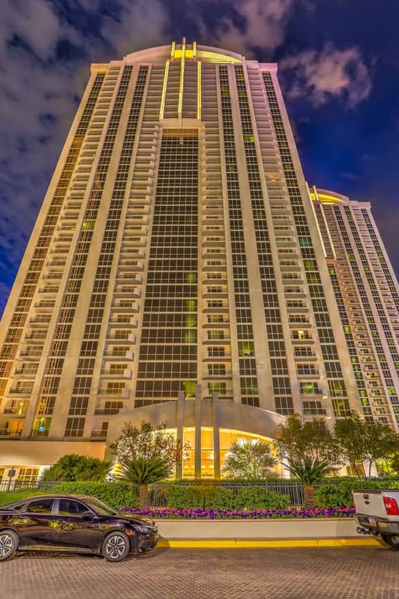 Renovated 2BR Penthouse! Amazing Corner Strip View