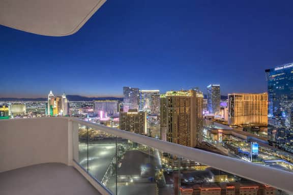 Renovated 2BR Penthouse! Amazing Corner Strip View