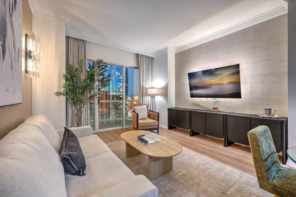 Renovated 2BR Penthouse! Amazing Corner Strip View
