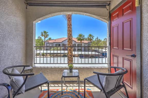 Luxury Seven Hills Escape - 1BR, Pool & Garage