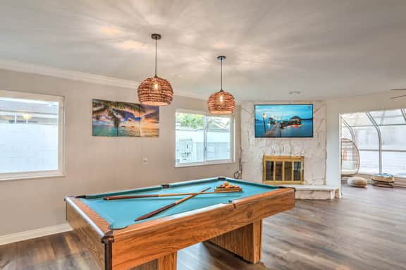 Villa near STRIP - Heated Pool, Hot Tub, Billiards