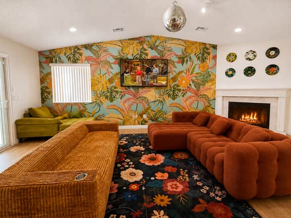 70s Villa! Heated Pool+Spa, Basketball, Pickleball - Holiday Home - Image 4