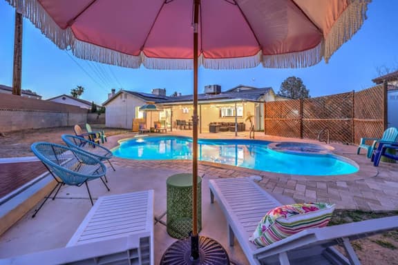 70s Villa! Heated Pool+Spa, Basketball, Pickleball - Holiday Home