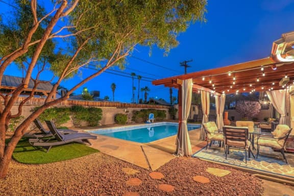 Chic Downton Vegas 3 BR Cottage with a Pool!
