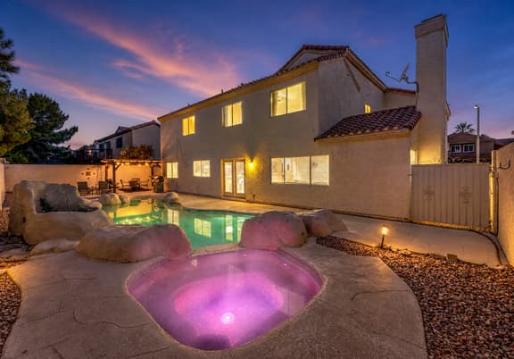 5 BR! Amazing Pool & Spa Retreat 15 Min to Strip