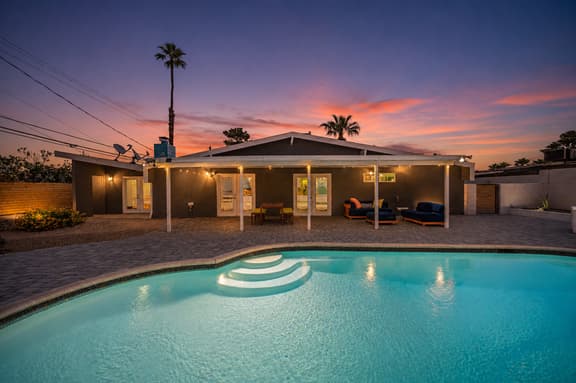 𝜗 Paradise Palms, a Mid Century Oasis near STRIP